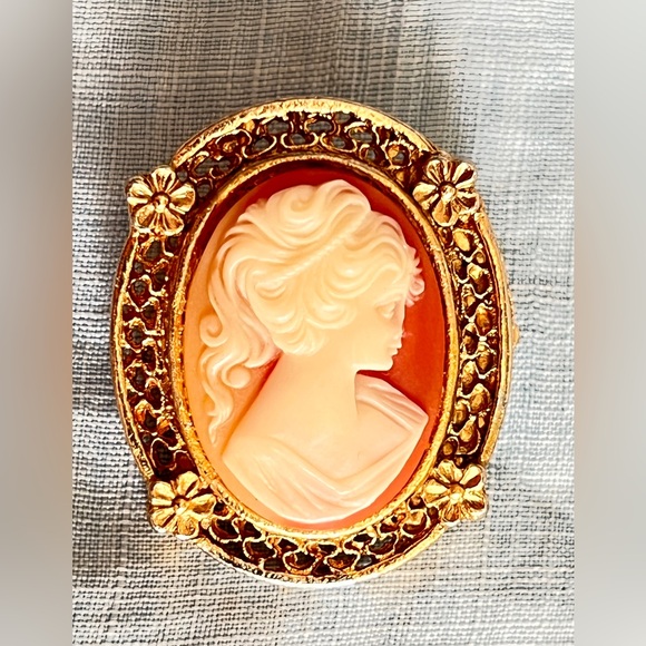 Vintage Hand Carved Shell Cameo 1.5" Brooch Pendant 10.5g Italian Heirloom - Picture 8 of 8